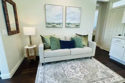 Image de Designer-built cottage near the beach with resort-style amenities