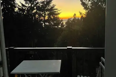Image de Full property, delightfully decorated, yard, patio, hot tub.
