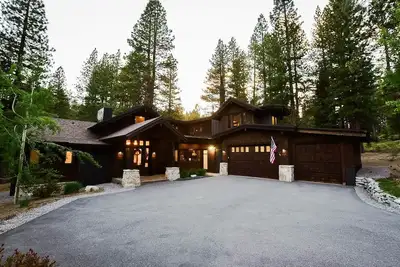 Image de Grays Crossing Luxury Cabin w/ Spa & Putting Green
