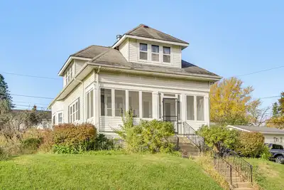 1 Mi to Downtown Dubuque! Spacious Home