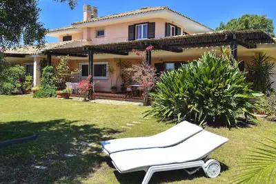 Image de Villa Mimosa : villa privée avec jardin, terrasse panoramique et accès plage à Pula