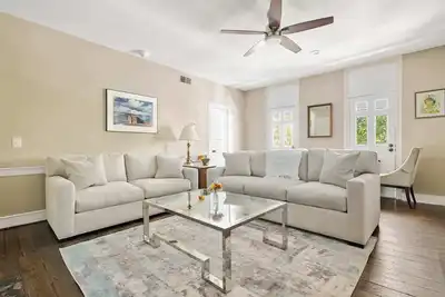 Image de The Retreat | Downtown King 2bd w/ Porch + Parking