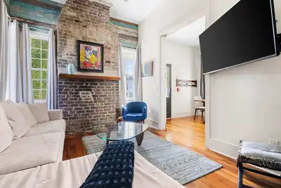 Image de Historical 2bd Home w. Outdoor Space + Parking