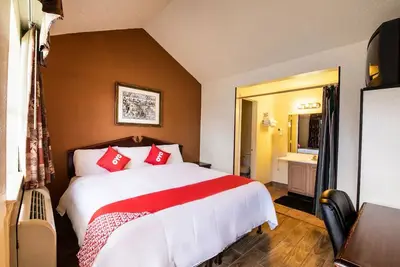 Image de Comfy Budget Room with King Bed Near Local Hot Spots and Quick Dining Trips!