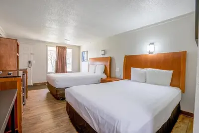 Image de Classic 3-Room Stay at Garden Inn – Prime Location in Richmond with Free Parking