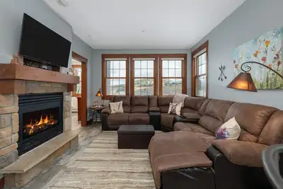 Image de Well decorated, family friendly 2-bedroom condo, private deck and mountain views