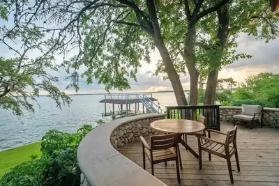 Image de Navigate Stays one-of-a-kind Waterfront Retreat