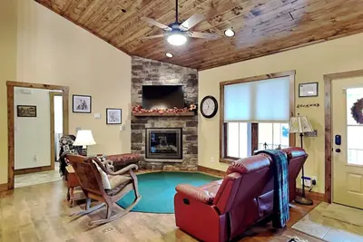 Buzzy Bee Lodge | Hot Tub, Fire Pit, Pet-Friendly