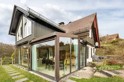 Image de Maison de vacances « Panoramaferienhaus Sorpesee, 120 m² » avec vue sur le lac, terrasse privée et Wi-Fi
