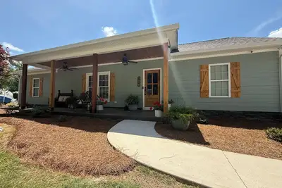 Image de The West Nest 4-Bedroom Retreat with Pool & Outdoor Kitchen, Lake Blackshear