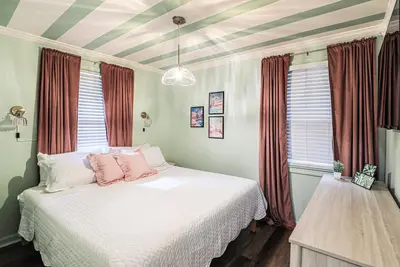 Image de Chic Savannah Retreat for Besties & Brides