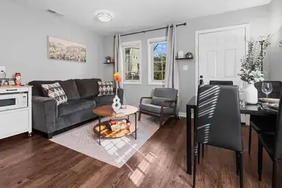 Image de 3 Min to Downtown | 7 to Duke | Washer + Dryer