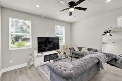 Image de Pet-Friendly 3br/3ba • 15 Min to Airport