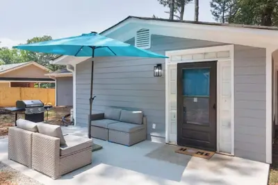 Image de Fenced Yard • Bbq + Fireplace • Near Truist Park