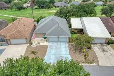 Image de Fenced Backyard • Pet Friendly • Garage Parking