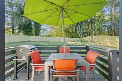 Image de Private Fenced Yard • Fireplace • Free Parking