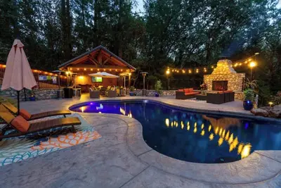 Image de Pool • Hot Tub • Movie Theater • Games • 3 Decks