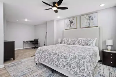 Image de Fireplace • Private Fenced Yard • Free Parking