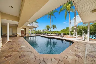 Image de Waterfront Villa • Pool • Balcony + Game Room