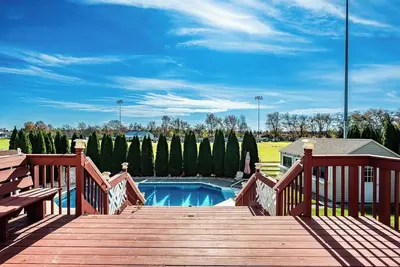 Image de Heated Pool • Private Backyard • Home Theater