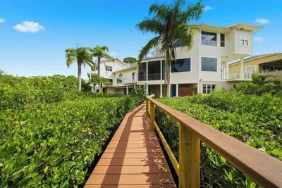 Image de Waterfront • Pool • Balcony + Game Room