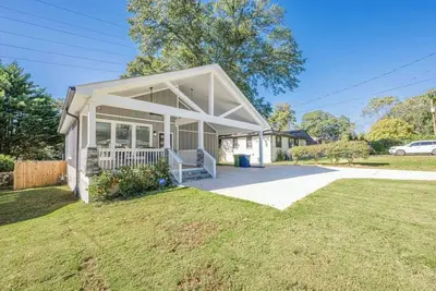 Image de Steps to BeltLine • Private Yard • New Build House