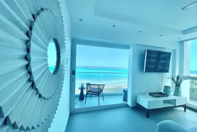 Superb Beachfront. Epic view!