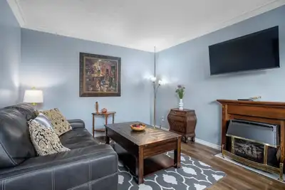 Image de Comfortable 3 bedroom unit on a quiet street, close to downtown