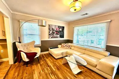 Image de Midtown Gem: Walk to Attractions-Sleeps 8