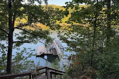 Image de Charming 3 bedroom waterfront house on Smith Lake with dock!