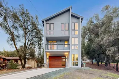 Image de Modern Yosemite Retreat with Lake Access