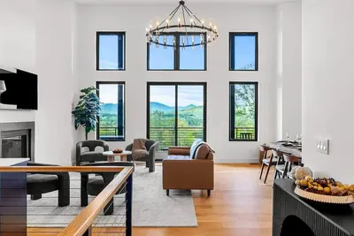 Image de White Mountain Luxury | Hot Tub + Movie Theater