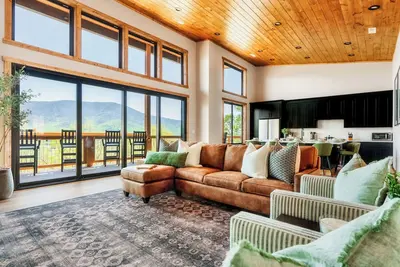 Image de Luxury Cabin • Stunning Views • Hot Tub • Theater • Game Room • Kids Play Zone