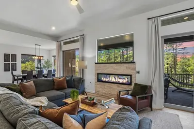 Image de Luxury Lodge | Hot Tub + Views | 5 Min to Dt