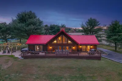 Image de Whether you`re looking for a romantic getaway or a fun-filled family vacation, this cabin is the perfect destination for you.