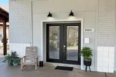 Image de Industrial farmhouse style private guest house