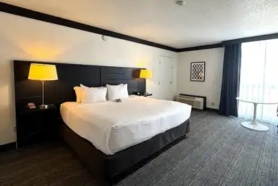 Image de Stay Near Allegiant Stadium w/ Casino Access, Bar, and Paid Parking Onsite