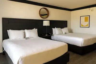 Image de 2 Vibrant Pool View Units Near Mgm Grand w/ Bar Lounge & Casino Access