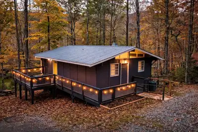 Image de Hiawassee Cozy Cabin ~ Pet Friendly ~ Fireplace ~Deck ~Screened Porch