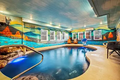 Image de 6br~sleeps 22~Heated Pool, Theater, Theme Room & Fire pit