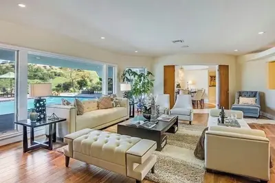 Image de Coastal Luxury · Rolling Hills · Elegant Estate!