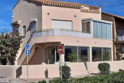 Image de Bel Appartement Face à la mer, au Rdc d'une maison classée en cours étoiles, 4 couchages Wifi. . .