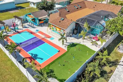 Image de Near Img & Ami! Sleeps 10 • Heated Pool • Pickleball • Tiki Bar • Luxury Home
