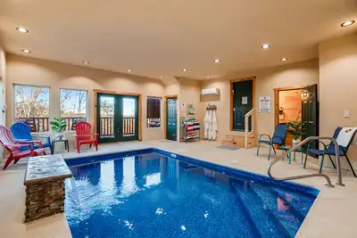 Image de Indoor Pool, Game Room, Hot Tub, Mountain Views