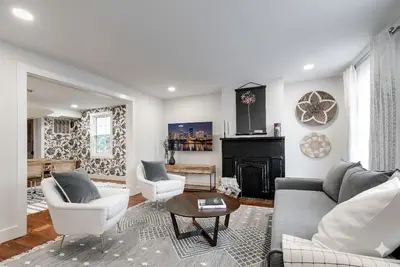 Image de Modern & Stylish, renovated 1859 Church Hill Home