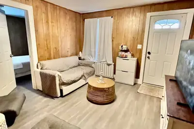 Image de Escape to the Thames: Quaint Groton Retreat