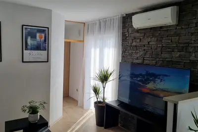 Image de Appartement de trois chambres avec le balcon et la vue sur le mer Duce, Omis (A-24975-a)