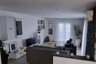 Image de Appartement de deux chambres avec le balcon et la vue sur le mer Duce, Omis (A-24975-b)