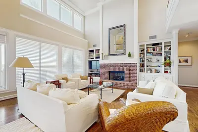 Image de Spacious lakefront house with full kitchen, patio, balcony & private hot tub