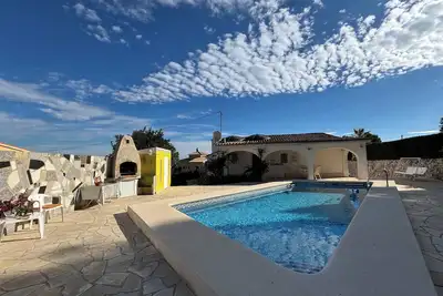 Image de Charmante maison  avec piscine privée dans un quartier résidentiel calme.